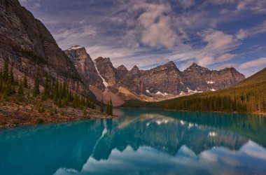 Kanada Kayalıkları 'ndaki Moraine Gölü' nün mükemmel yansıması.