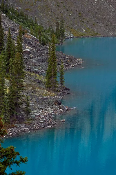 Lago Morena Bella Riva Nelle Montagne Rocciose Del Canada — Foto Stock