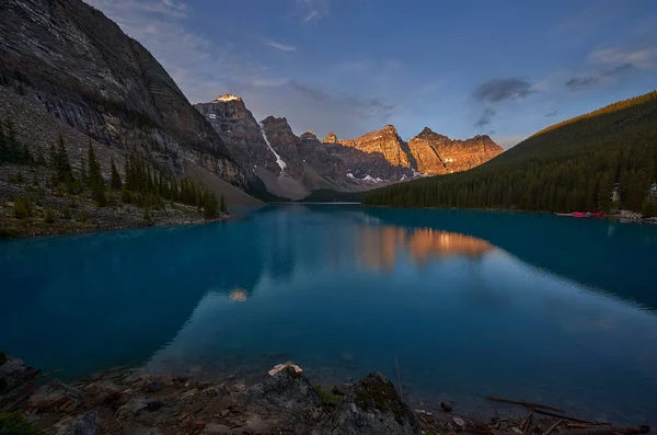 Riflessione Perfetta Nel Lago Morena Sulle Montagne Rocciose Del Canada — Foto Stock