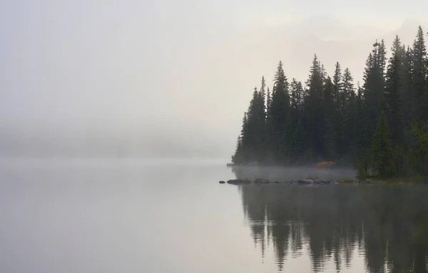 加拿大金字塔湖带独木舟的晨雾 — 图库照片