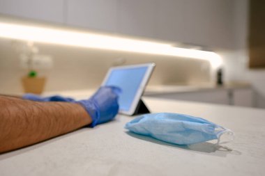 Maske, eldivenli eller ve bir tablet COVID19