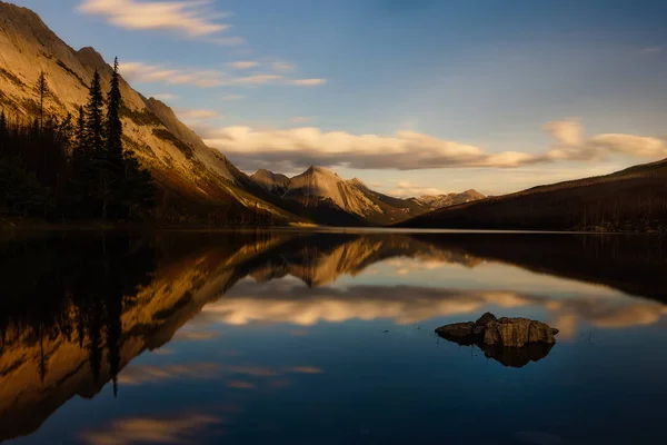 Medicine Lake Zonsondergang Canada — Stockfoto