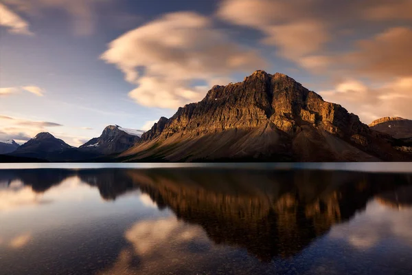 Riflessione Bow Lake Alba Nelle Montagne Rocciose Canadesi — Foto Stock