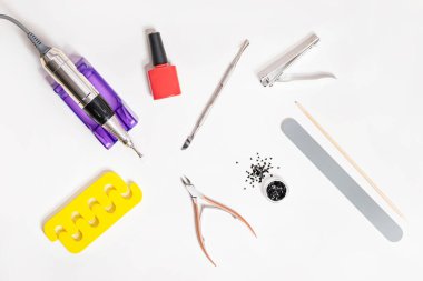 Evde manikür ve çivilerden jel çıkarma.