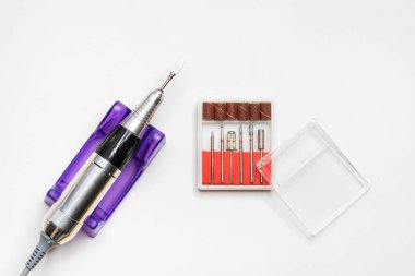 Manikür aletleri, pedikür makinesi, tırnak tasarımı, oje, oje.