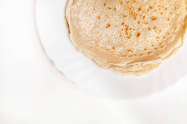 Beyaz arka planda kahvaltı için nefis ev yapımı krepler.