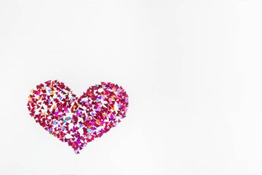 Tırnak sanatı, manikür dekoru ve pırıl pırıl pembe kalp.