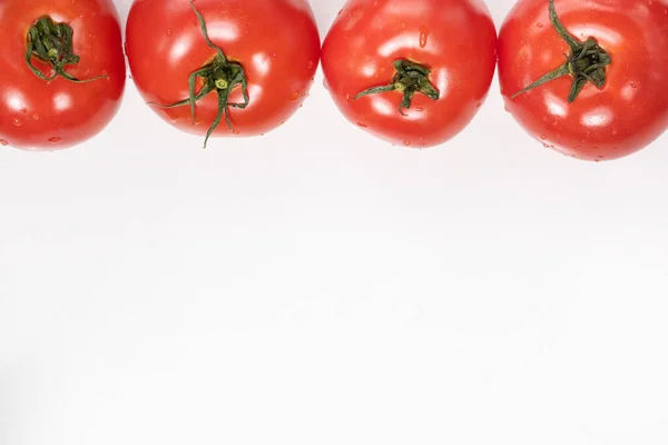 Frische Tomaten Auf Weißem Hintergrund Und Sommergemüse — Stockfoto