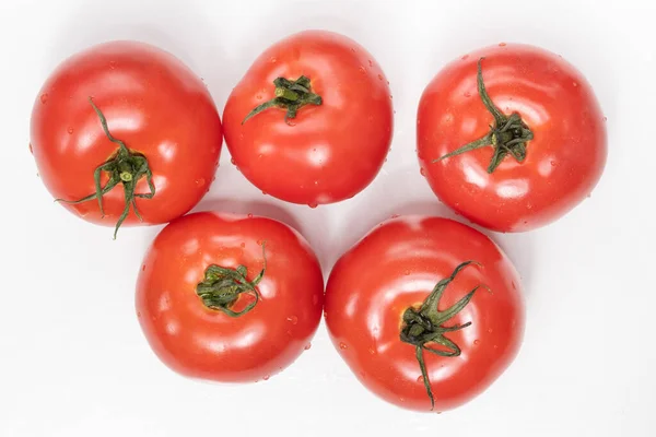 Frische Tomaten Auf Weißem Hintergrund Und Sommergemüse — Stockfoto