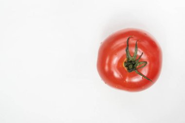 Beyaz arka planda taze domates ve sebzeler.