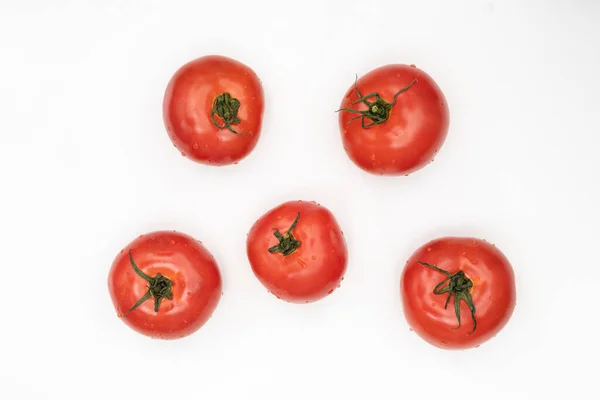 Frische Tomaten auf weißem Hintergrund und Gemüse — Stockfoto