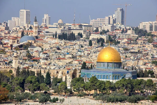 Ancora vista del monte degli Ulivi e parte della città di Gerusalemme con auto sulla strada vicino al Monte del Tempio — Foto Stock