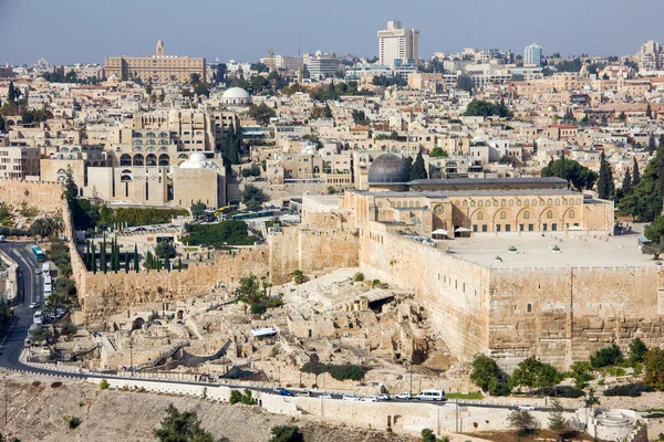 Vista fija del monte de los Olivos y parte de la ciudad de Jerusalén con coches en la carretera cerca del Monte del Templo —  Fotos de Stock