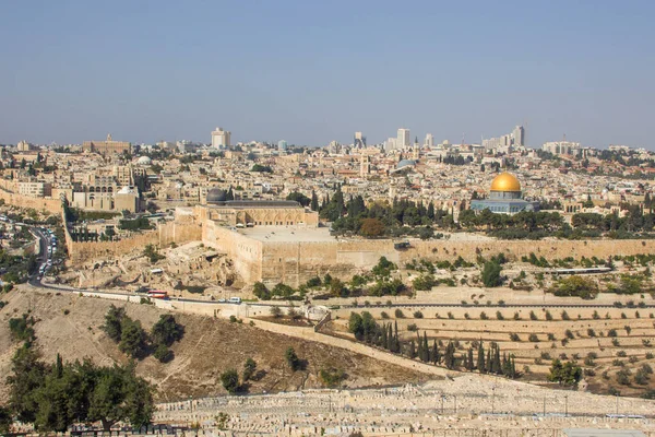 Vista fija del monte de los Olivos y parte de la ciudad de Jerusalén con coches en la carretera cerca del Monte del Templo —  Fotos de Stock