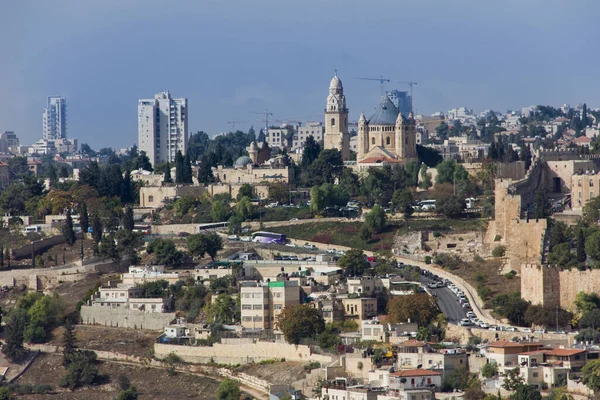 Wciąż widok na górę Oliwek i część miasta Jerozolimy z samochodami na drodze w pobliżu Góry Świątynnej — Zdjęcie stockowe