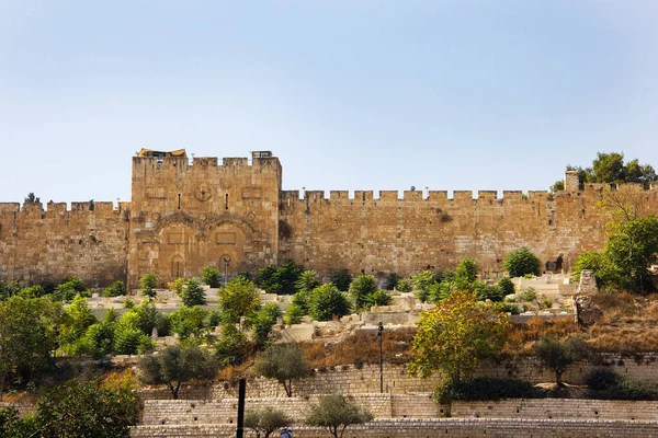 Vista fija del monte de los Olivos y parte de la ciudad de Jerusalén con coches en la carretera cerca del Monte del Templo —  Fotos de Stock