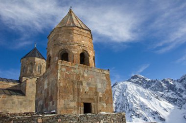 Gergeti Trinity Kilisesi, Tsminda Sameba, Kazbegi, Georgia. Efsanevi dini ve tarihi mimari abidesi