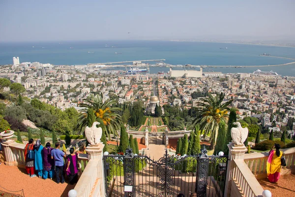 HAIFA, ISRAEL - 19 października 2017: Turyści i pielgrzymi w ogrodach Bahai, Hajfa, Izrael — Zdjęcie stockowe