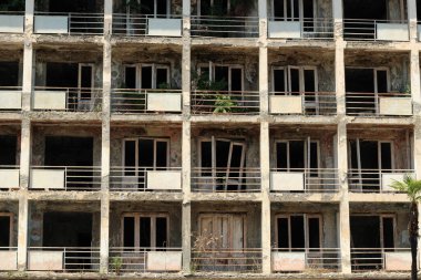 Penceresinde cam olmayan çok katlı terk edilmiş bir ev.