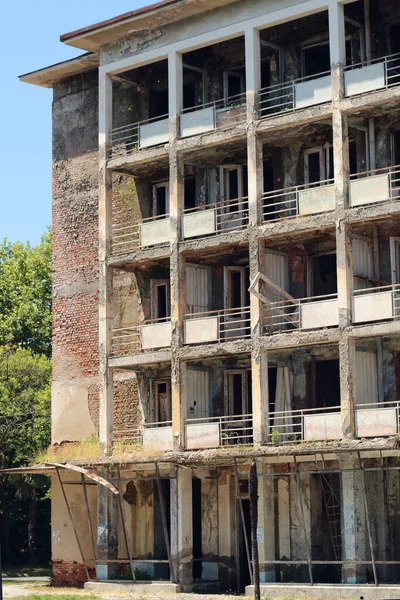 Penceresinde cam olmayan çok katlı terk edilmiş bir ev.