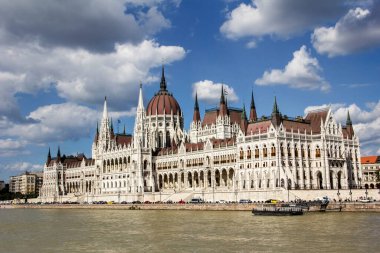 Budapeşte, Macaristan 'daki parlamento binası, güneşli bir gün