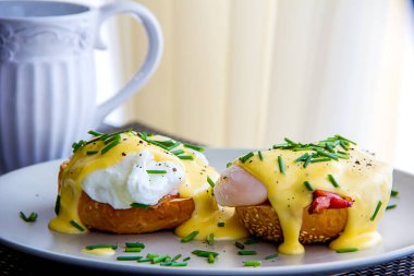 Benedict usulü yumurta, kızarmış kek, jambon, haşlanmış yumurta, leziz tereyağlı Hollandez sosu.