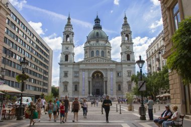 Budapeşte, Macaristan - 19 Haziran 2016: St. Stephen Katolik Bazilikası, klasik Pest, Macaristan tarzında tarihi bir bina. Istvan Meydanı 'ndan manzara, güneşli bir gün.