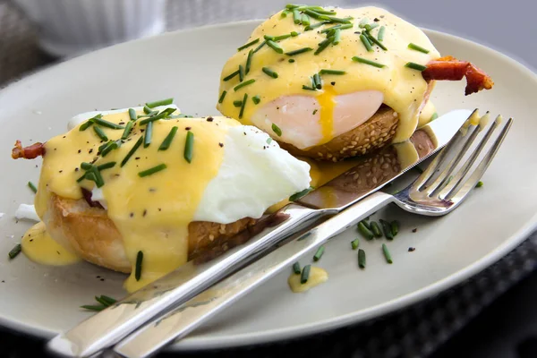 Αυγά Benedict - ψημένα muffins, ζαμπόν, αυγά ποσέ, νόστιμα βουτυράτη σάλτσα hollandaise — Φωτογραφία Αρχείου