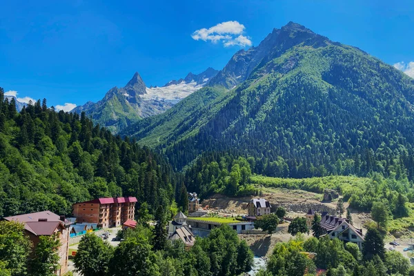 Kaukasus Berg över hus i Dombay resort byn i Teberda naturreservat i Karachay-Tjerkessien regionen i Ryssland — Stockfoto