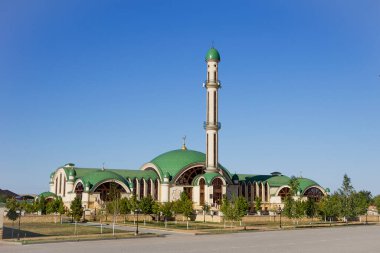 Çeçen Cumhuriyeti 'ndeki modern Müslüman camii, Makhachkala-Grozny otoyolunun yakınında. Arkaplan - mavi gökyüzü, boşluğu kopyala