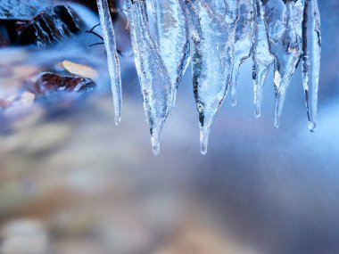 İlkbaharda nehirde buz saçakları