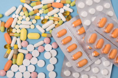 Mavi arka planda birçok farklı hapı kapat.