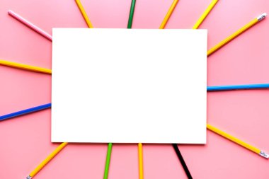 Kopya alanı arka planında birçok renkli kalem çizimi.