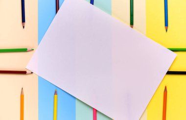 Renkli kağıt kopyalama arkaplanı üzerine birçok renkli kalem çizimi.