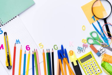 Beyaz fotokopi alanı arka planında birçok farklı okul malzemesi var. Okul konseptine dönelim..