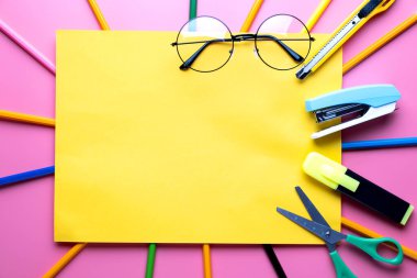 Beyaz fotokopi alanı arka planında birçok farklı okul malzemesi var. Okul konseptine dönelim..