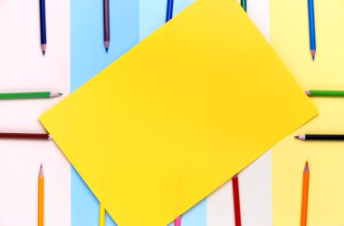 Renkli kağıt kopyalama arkaplanı üzerine birçok renkli kalem çizimi.