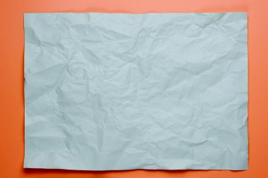 Pembe arka planda, buruşuk, gri kağıdı kapat..