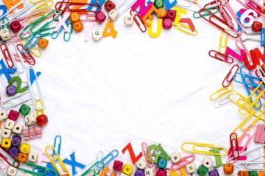 Ofis malzemelerinin arka planında düz beyaz not defteri sayfası.