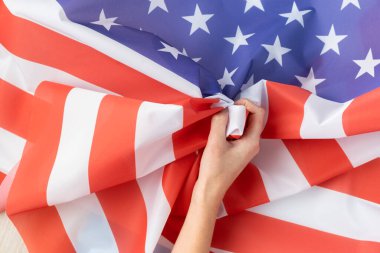 Amerikan bayrağını tutan insan eli yakın..