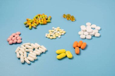 Mavi arka planda birçok farklı hapı kapat.