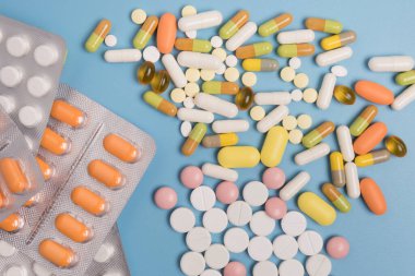 Mavi arka planda birçok farklı hapı kapat.