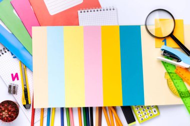 Beyaz fotokopi alanı arka planında birçok farklı okul malzemesi var. Okul konseptine dönelim..