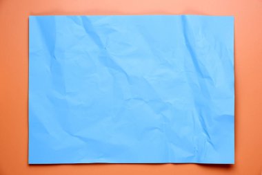 Turuncu zemin üzerine buruşmuş mavi kağıtları kapat.