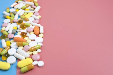 Pembe ve mavi arka planda birçok farklı ilacı kapat..