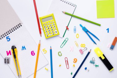 Beyaz fotokopi alanı arka planında birçok farklı okul malzemesi var. Okul konseptine dönelim..