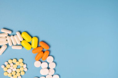 Mavi arka planda birçok farklı hapı kapat.