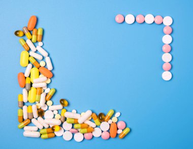 Mavi arka planda birçok farklı hapı kapat.