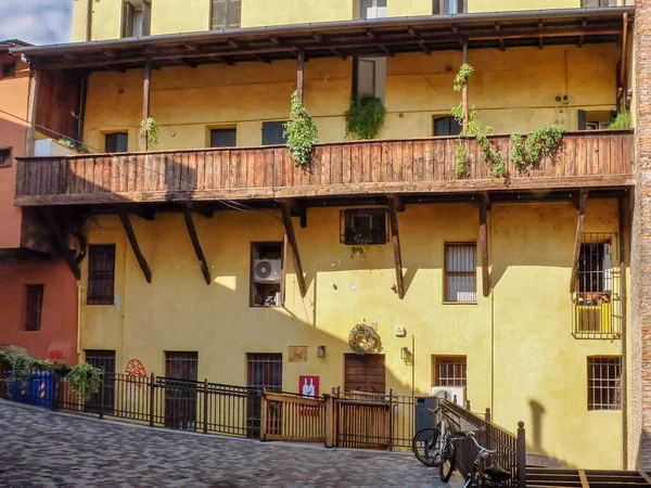 이탈리아 베네토 발코니가 특유의 노란색 전형적 바사노 — 스톡 사진
