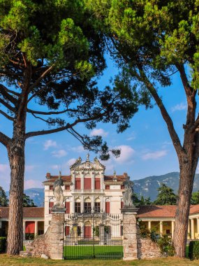 Villa Angarano, Bassano del Grappa 'da (Vicenza ili) bir Venedik villasıdır. İlk olarak Andrea Palladio tarafından 1548 yılında tasarlandı..